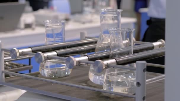 Agitador orbital para mezclar, agitar, mezclar muestras biológicas en viales de vidrio — Vídeo de stock