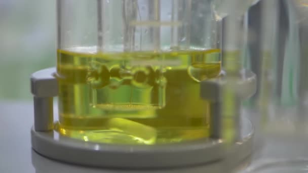 Magnetischer Mischer mit beweglichem Rührstab zum Mischen von Flüssigkeit - Laborausrüstung — Stockvideo