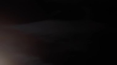 Zaman ayarlı - dolunay gece hareket eden bulutlarla kara gökyüzüne karşı yükseliyor