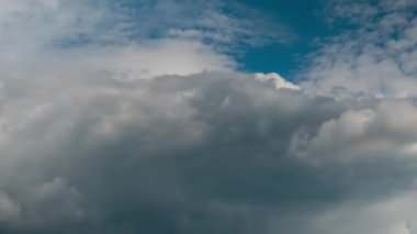 Zaman ayarlı - mavi gökyüzüne doğru hızla hareket eden beyaz bulutlar