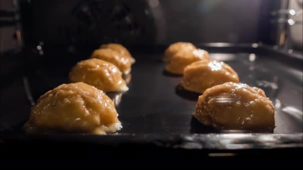 Timelapse - zelfgemaakte knapperige havermoutkoekjes koken op metalen plaat in oven — Stockvideo