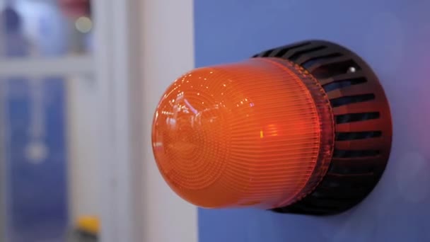 Sluiten van alarmlichtsignaalknipperlichten voor industriële machines — Stockvideo