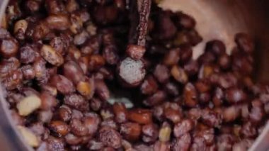 Yavaş çekim: fıstık kızartma makinesi karıştırma, kızartma ve jöleli fıstık için.