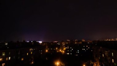 Zaman ayarlı - fırtınalı gökyüzü, yıldırımlar ve hareket eden bulutlar şehrin üzerinde