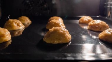 Zaman ayarlı - ev yapımı yulaf ezmeli kurabiyeler fırında metal bir çarşaf üzerinde