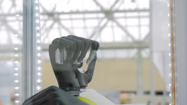 電子黒い義肢人間の腕は個々の指を動かす-スローモーション — ストック動画