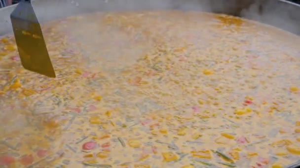 Медленное движение: процесс приготовления здоровых овощей желтого супа - крупным планом — стоковое видео