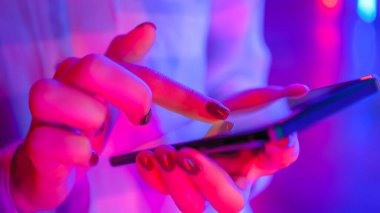 Etkileşimli sergide akıllı telefon kullanan kadın - görüntüyü kapat