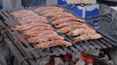 Ağır çekim: kızartılmış taze kırmızı kral karidesleri mangalda pişirme işlemi - yakın çekim