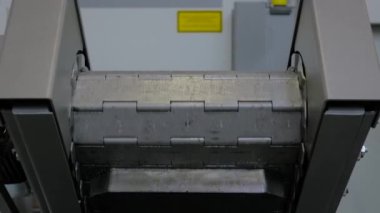 Fabrikada çipleri, cüceleri, atıkları ve hurda metalleri kaldırmak için taşıyıcı - kapat