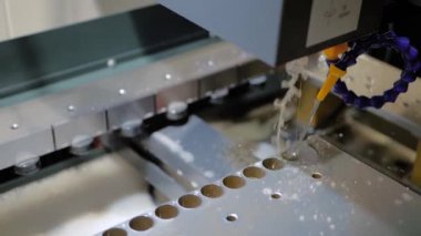 Kıvılcımlı metal levha ile çalışan otomatik tel kesme makinesi: yavaş çekim