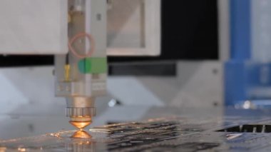 Lazer kesme makinesi kıvılcımlı metal levha ile çalışıyor