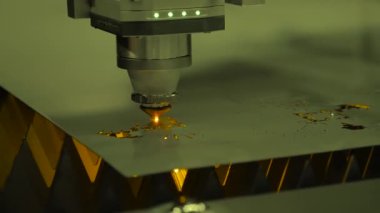 Otomatik cnc lazer kesme makinesi kıvılcımlı metal levha ile çalışıyor