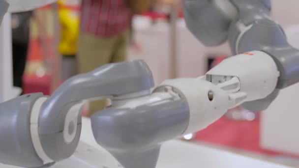 Крупный план движения футуристических роботизированных клешней на выставке роботов — стоковое видео