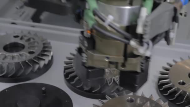 Scegli e posiziona il manipolatore del braccio robotico in movimento pezzo metallico — Video Stock