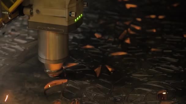 Close up: máquina de corte a laser automática trabalhando com chapa metálica com faíscas — Vídeo de Stock