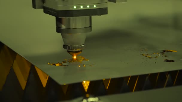 Máquina automática de corte a laser cnc trabalhando com chapa metálica com faíscas — Vídeo de Stock