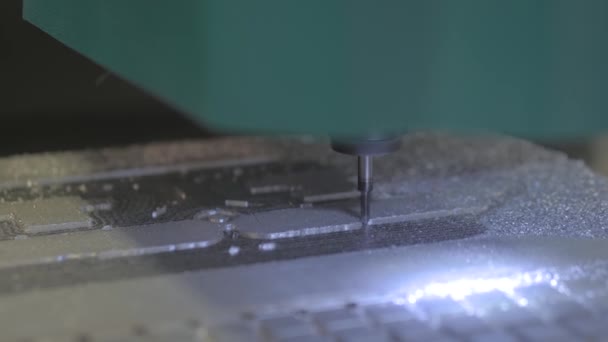 Torneado automático fresadora corte pieza de trabajo de metal en fábrica — Vídeo de stock