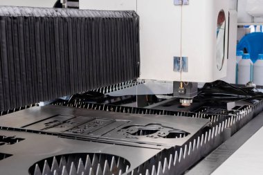 Metal sergilerde metal levha ile çalışan lazer kesme makinesi
