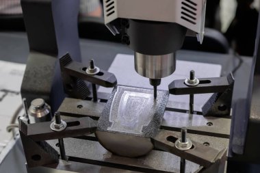 Otomatik dönen değirmen makinesi fabrikada metal işçiliği kesiyor - kapat