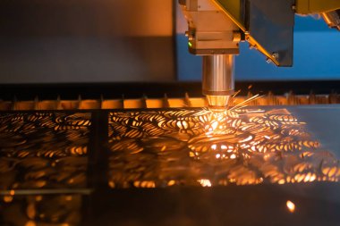 Otomatik cnc lazer kesme makinesi kıvılcımlı metal levha ile çalışıyor
