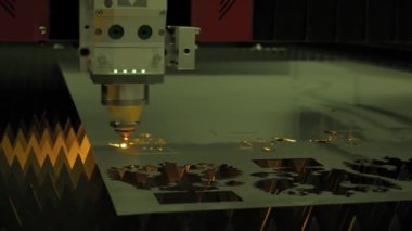 Otomatik cnc lazer kesme makinesi kıvılcımlı metal levha ile çalışıyor