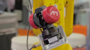 Robot sergisinde lazer izleme kamerası olan endüstriyel robot kol manipülatörü