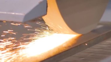 Yavaş çekim: yüzey öğütme makinesi fabrikada metal levha ile çalışıyor