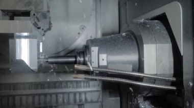 Otomatik cnc fabrikada metal işçiliği kesen değirmen makinesine dönüşüyor