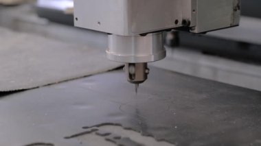 Fabrikada metal işçiliği kesen bir fabrika. Kapatın.