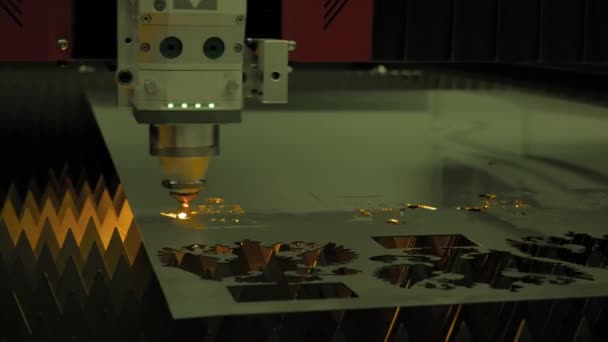 Máquina automática de corte por láser CNC que trabaja con chapa metálica con chispas — Vídeo de stock