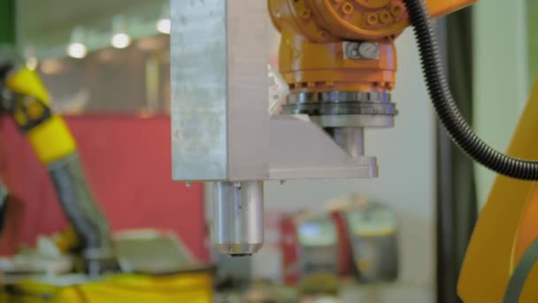 Оранжевый промышленный роботизированный манипулятор руками демонстрирует рабочий процесс — стоковое видео