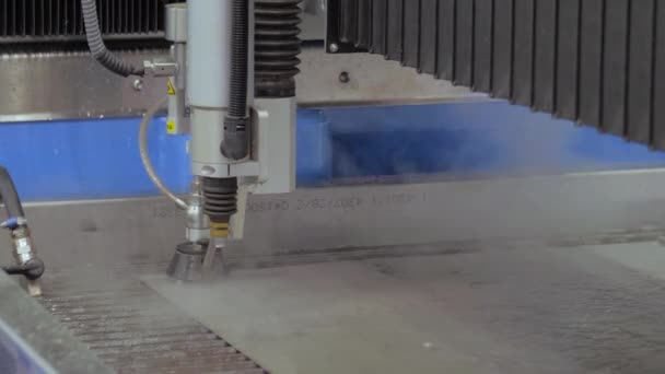 Snabb extrem cnc automatisk vattenstråle skärmaskin arbetar med plåt — Stockvideo