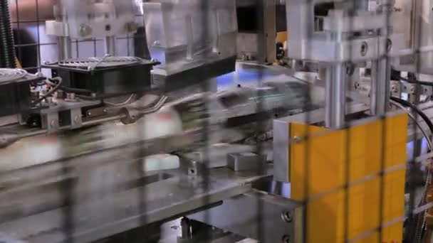 Elimination automatique tasse de papier de café faisant la machine pendant le travail à l'exposition — Video