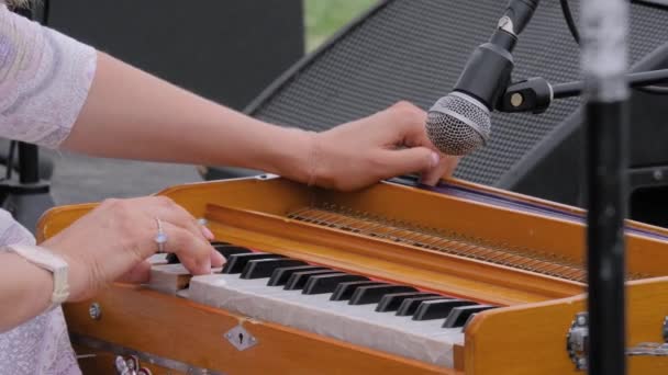 Mouvement lent : mains de femme jouant clavier harmonium classique indien : gros plan — Video