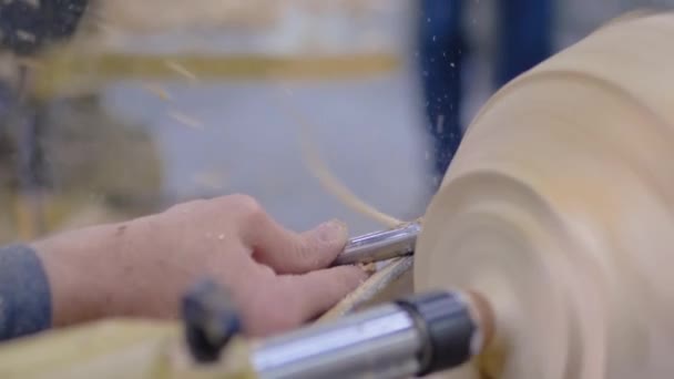 Långsam rörelse, sidovy - man hand forma bit av trä på svarv vid verkstad — Stockvideo