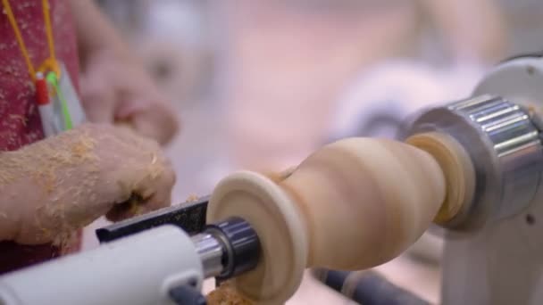 Yakın çekim: marangoz torna üzerinde odun parçasını şekillendirmek için keski kullanıyor: yavaş çekim — Stok video