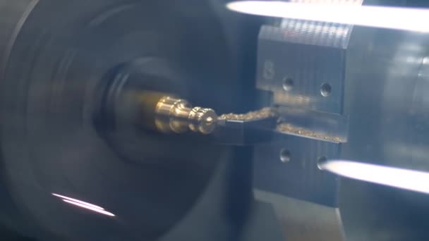 Geautomatiseerde CNC draaibank machine snijden roterende metalen werkstuk - close-up — Stockvideo