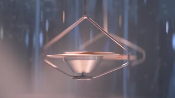 Slow motion: hängande metall gyroskop spinning topp pendel - närbild — Stockvideo