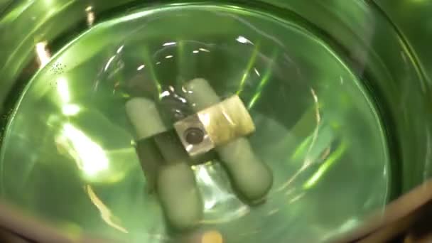 Магнитный смеситель с движущимся мешалкой для смешивания жидкости - лабораторное оборудование — стоковое видео