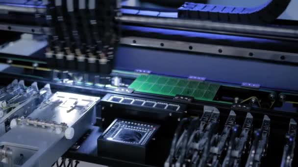 Automático SMD pegar e colocar máquina de montagem computador placa de circuito impresso — Vídeo de Stock