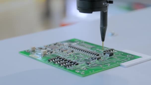 SMT pcb工作时使用自动分配器针头的自动机械手-关闭 — 图库视频影像