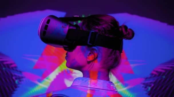 Pohled zezadu: žena používá sluchátka virtuální reality na temné interaktivní výstavě VR — Stock video