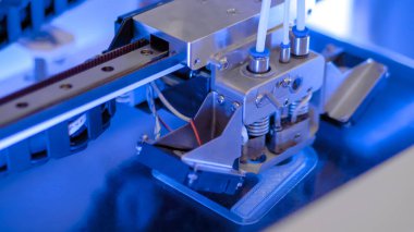 Teknoloji sergisinde 3D baskı makinesi plastik model - kapat