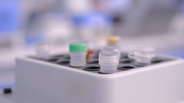 Fabrikada, sergide biyolojik örnekleri karıştırmak için tabak karıştırıcı.