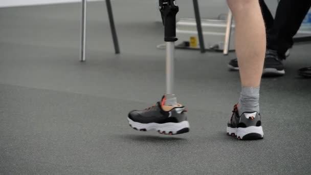 Yarışma sırasında jürinin önünde yürüyen engelli bir adam. — Stok video