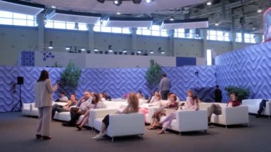 Kadın öğretim görevlisi konferansta izleyicilere hitap ediyor - iletişim konsepti