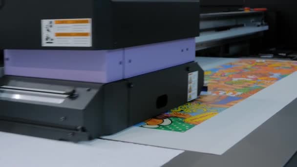 Impressão de grande formato - Impressora digital de mesa UV durante o trabalho em exposição — Vídeo de Stock