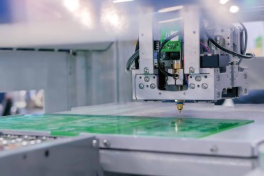 KİS seçimi ve makine montajlama bilgisayar devre kartı - ön görünüm