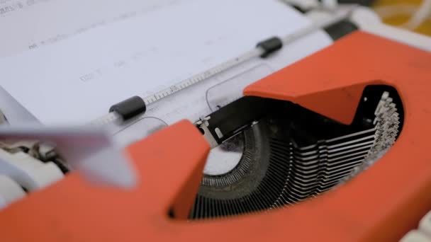 Крупний план: стара старовинна друкарська машинка з аркушем паперу - введення тексту — стокове відео